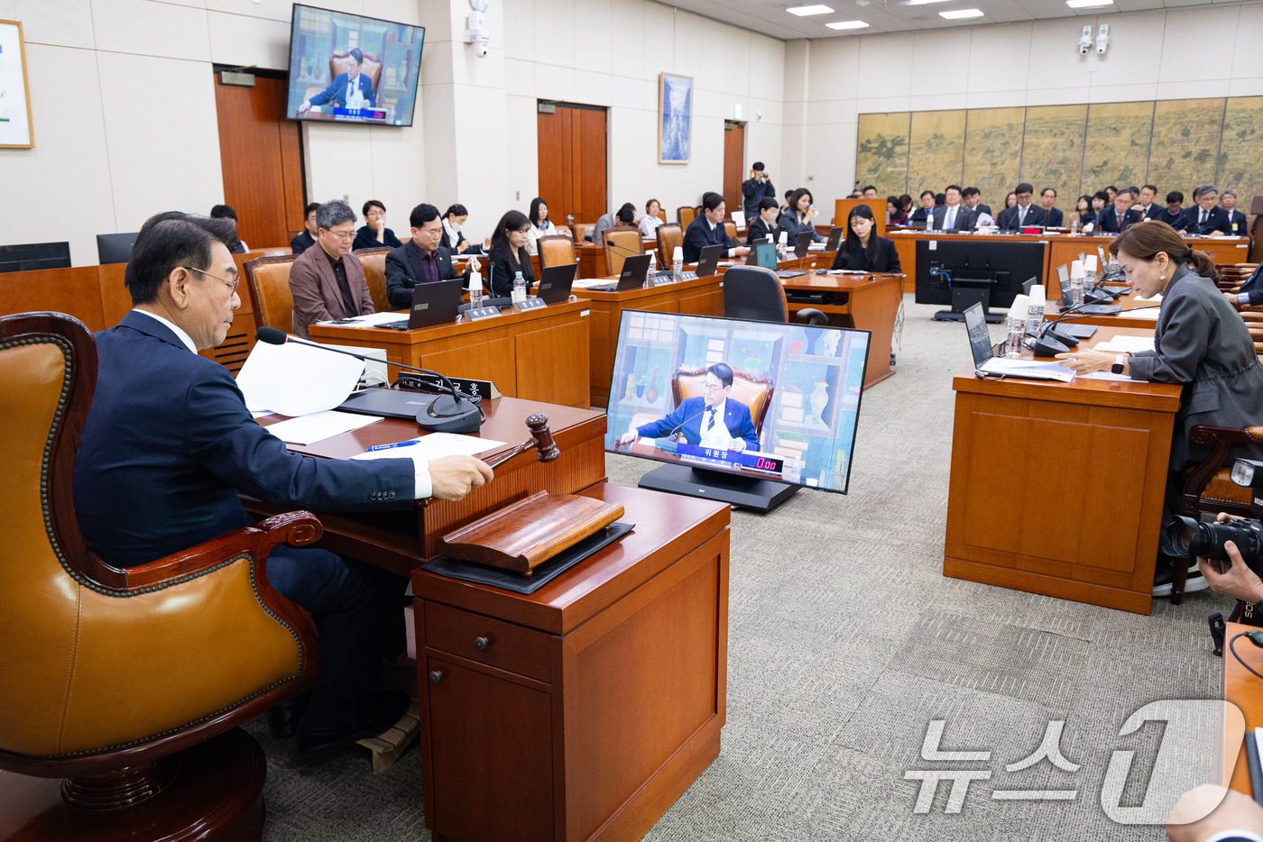 (서울=뉴스1) 유승관 기자 = 김교흥 국회 문화체육관광위원장이 27일 서울 여의도 국회에서 열린 제433회 국회(임시회) 문화체육관광위원회 제2차 전체회의에서 의사봉을 두드리고 …
