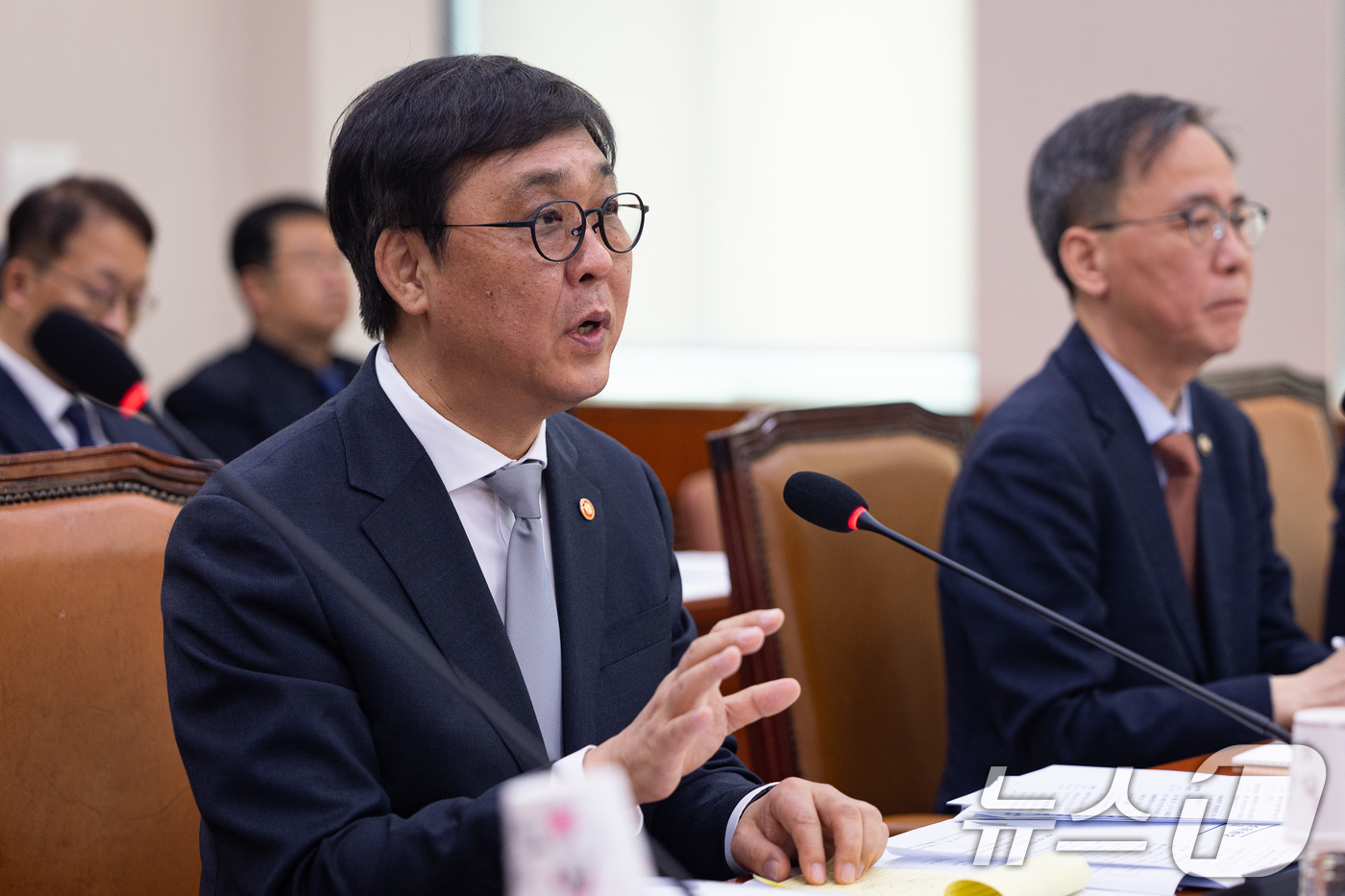 (서울=뉴스1) 유승관 기자 = 최휘영 문화체육관광부 장관이 27일 서울 여의도 국회에서 열린 제433회 국회(임시회) 문화체육관광위원회 제2차 전체회의에서 의원 질의에 답하고 있 …