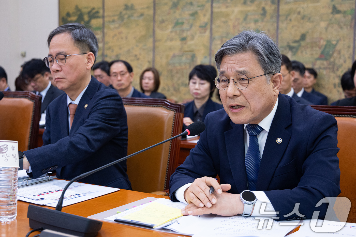 (서울=뉴스1) 유승관 기자 = 허민 국가유산청장이 27일 서울 여의도 국회에서 열린 제433회 국회(임시회) 문화체육관광위원회 제2차 전체회의에서 의원 질의에 답하고 있다. 20 …