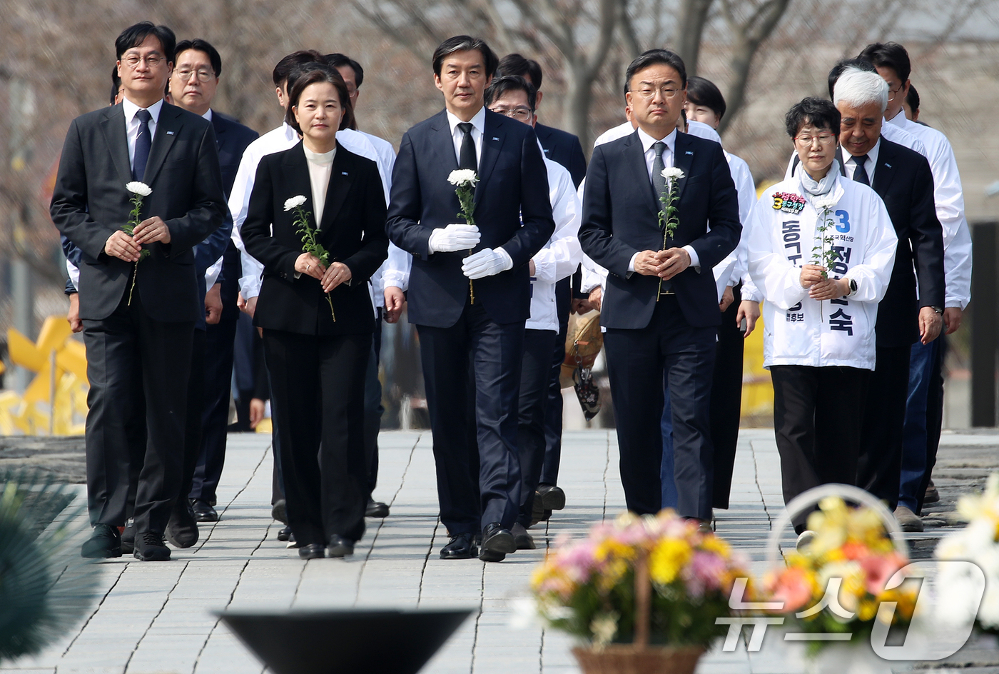 (김해=뉴스1) 윤일지 기자 = 조국 조국혁신당 대표가 27일 경남 김해 진영읍 봉하마을을 찾아 고 노무현 전 대통령 묘역을 참배하고 있다.  2026.3.27/뉴스1