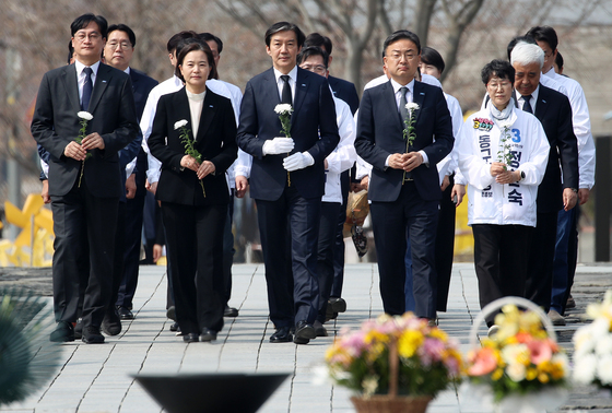 조국, 노 전 대통령 묘역서 "대통령 유지, 검찰 개혁 큰 매듭 지어"