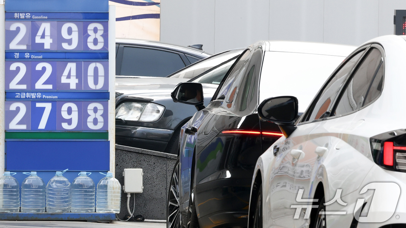 (서울=뉴스1) 최지환 기자 = 석유제품에 2차 최고가격제가 시행된 27일 서울의 한 주유소에 휘발유·경유 가격이 표시되어 있다.2차 최고가는 공급가격(도매가) 기준 휘발유 1리터 …