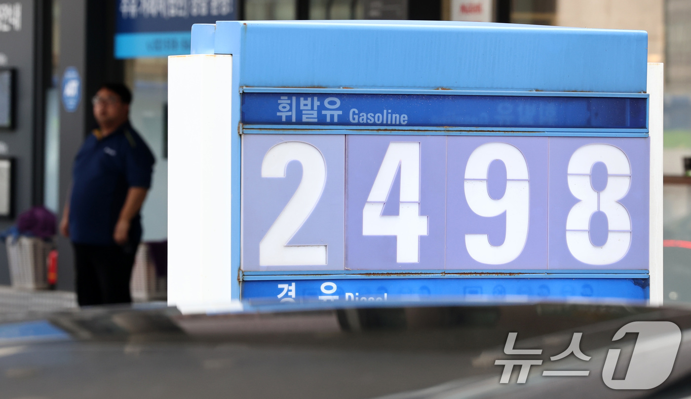 (서울=뉴스1) 최지환 기자 = 석유제품에 2차 최고가격제가 시행된 27일 서울의 한 주유소에 휘발유·경유 가격이 표시되어 있다.2차 최고가는 공급가격(도매가) 기준 휘발유 1리터 …