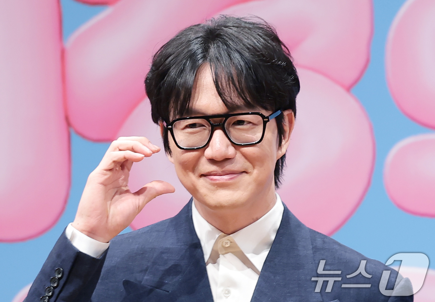 (서울=뉴스1) 권현진 기자 = 가수 성시경이 27일 서울 영등포구 KBS아트홀에서 열린 KBS 2TV 뮤직 토크쇼 '더 시즌즈-성시경의 고막남친' 제작발표회에서 포즈를 취하고 있 …