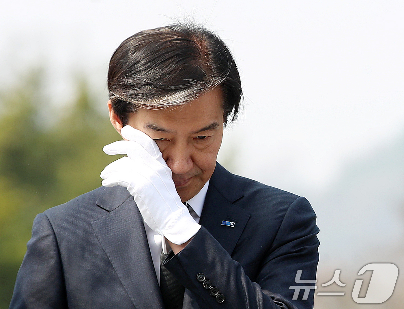 (김해=뉴스1) 윤일지 기자 = 조국 조국혁신당 대표가 27일 경남 김해 진영읍 봉하마을을 찾아 고 노무현 전 대통령 묘역을 참배하며 눈물을 닦고 있다.  2026.3.27/뉴스1 …