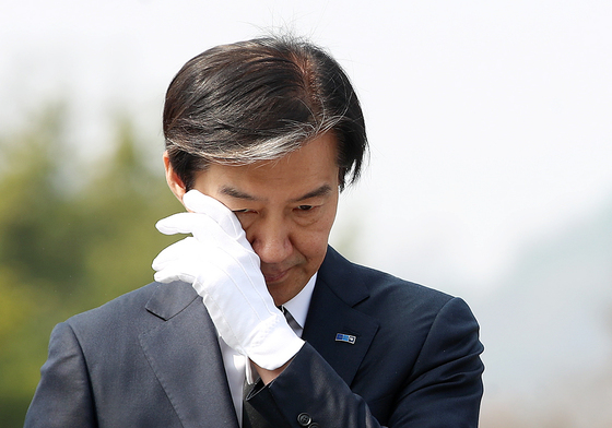 눈물 닦는 조국 대표