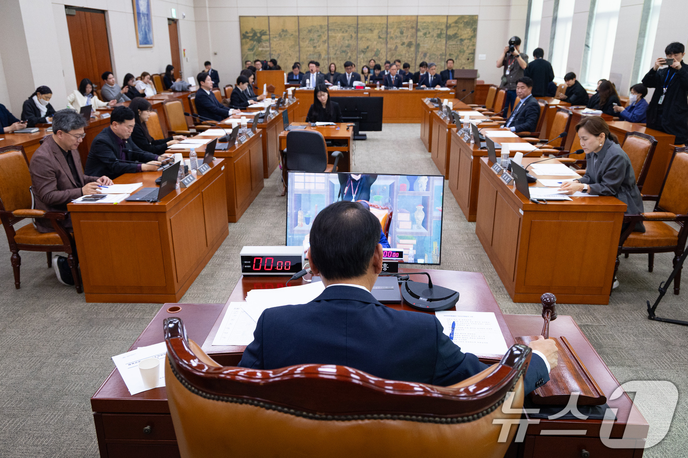 (서울=뉴스1) 유승관 기자 = 김교흥 국회 문화체육관광위원장이 27일 서울 여의도 국회에서 열린 제433회 국회(임시회) 문화체육관광위원회 제2차 전체회의에서 의사봉을 두드리고 …