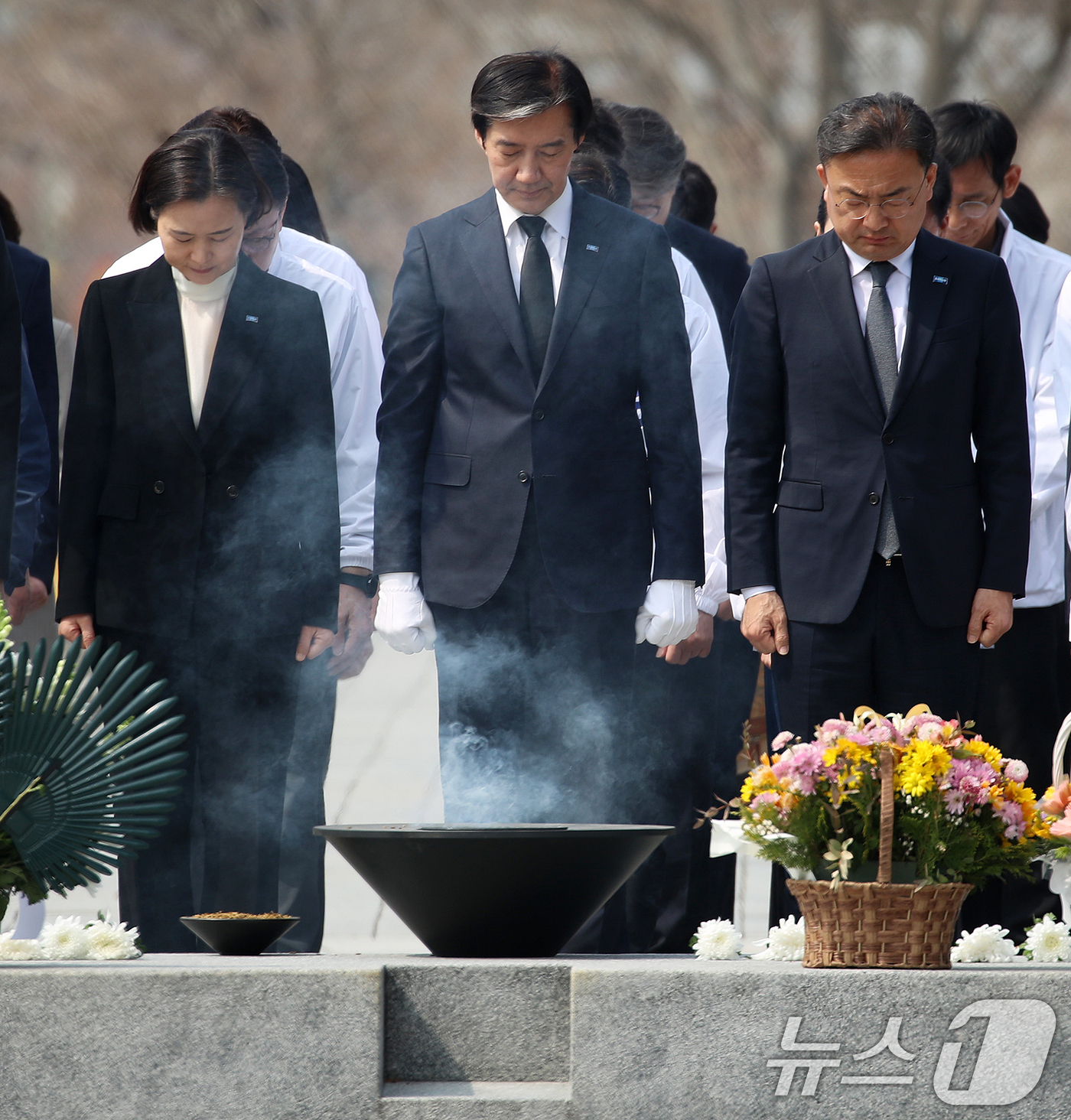 (김해=뉴스1) 윤일지 기자 = 조국 조국혁신당 대표가 27일 경남 김해 진영읍 봉하마을을 찾아 고 노무현 전 대통령 묘역을 참배하고 있다.  2026.3.27/뉴스1