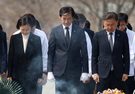 김해 봉하마을 찾은 조국 대표