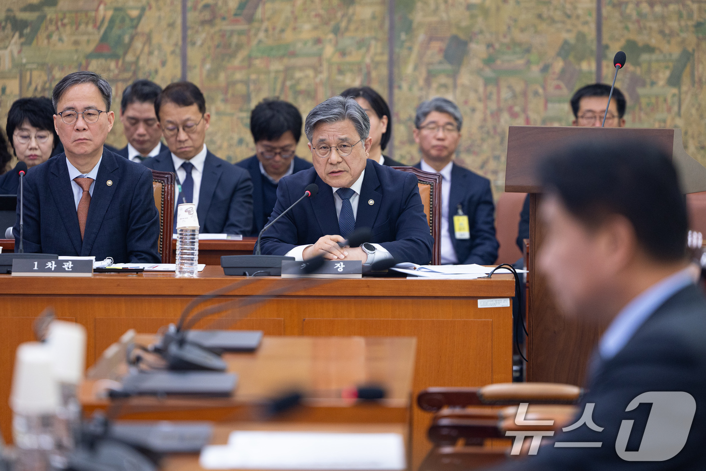 (서울=뉴스1) 유승관 기자 = 허민 국가유산청장이 27일 서울 여의도 국회에서 열린 제433회 국회(임시회) 문화체육관광위원회 제2차 전체회의에서 의원 질의에 답하고 있다. 20 …