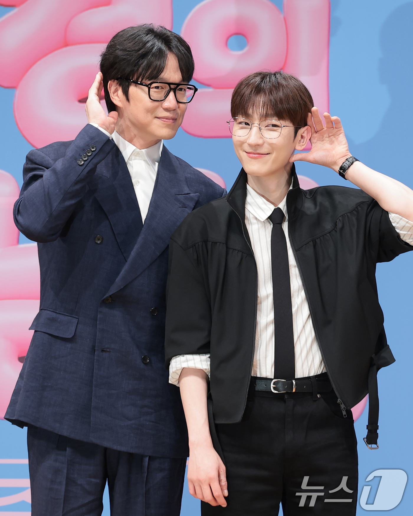 (서울=뉴스1) 권현진 기자 = 가수 성시경과 멜로망스 정동환(오른쪽)이 27일 서울 영등포구 KBS아트홀에서 열린 KBS 2TV 뮤직 토크쇼 '더 시즌즈-성시경의 고막남친' 제작 …