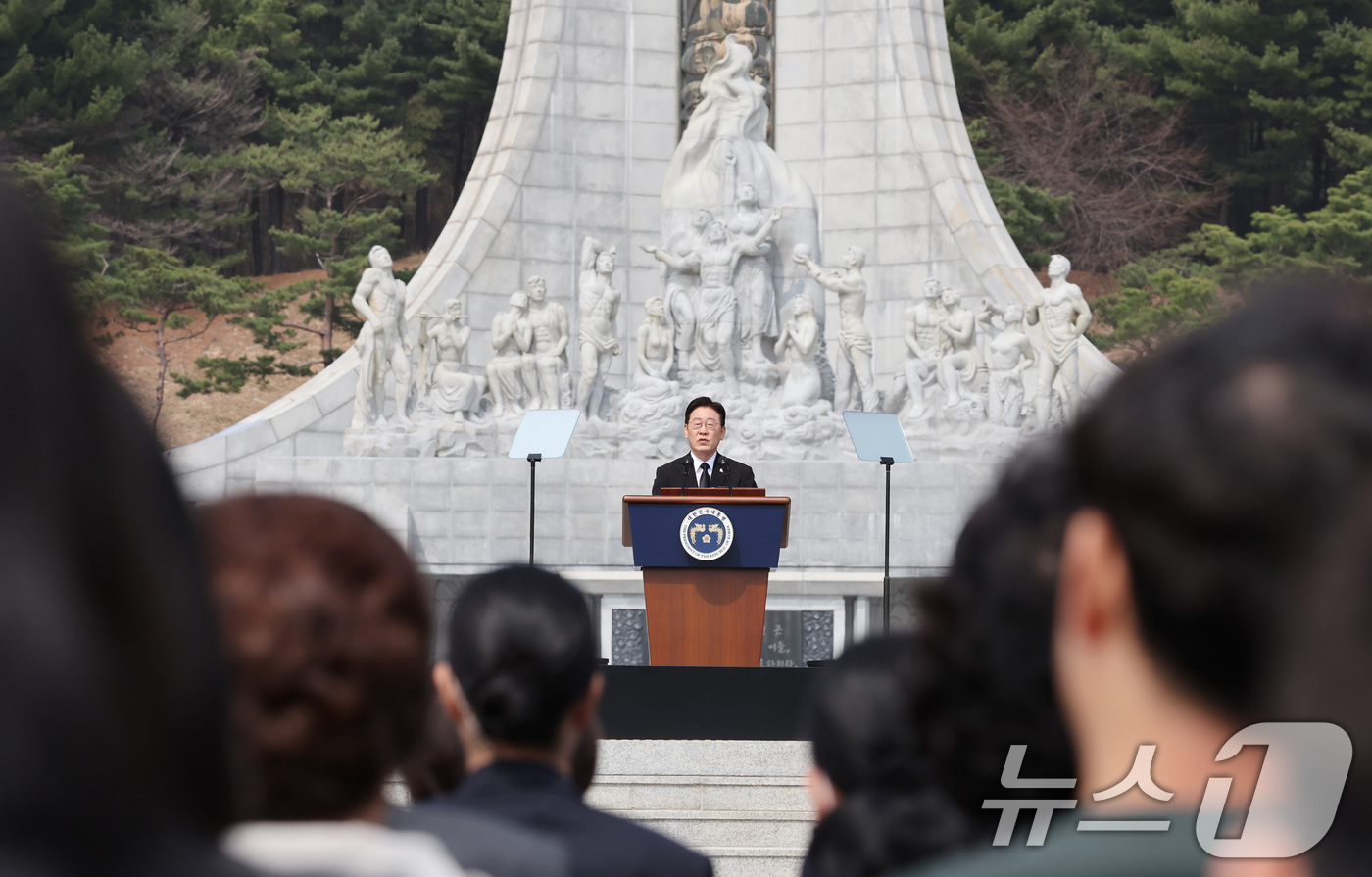 (대전=뉴스1) 허경 기자 = 이재명 대통령이 27일 국립대전현충원에서 열린 제11회 서해수호의 날 기념식에서 기념사를 하고 있다. 2026.3.27/뉴스1