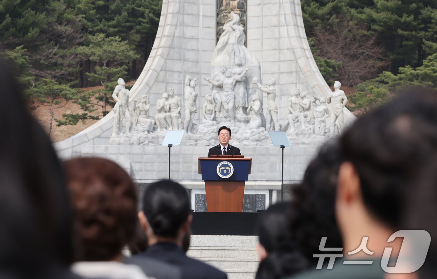 본문 이미지 - 이재명 대통령이 27일 국립대전현충원에서 열린 제11회 서해수호의 날 기념식에서 기념사를 하고 있다. 2026.3.27 ⓒ 뉴스1 허경 기자