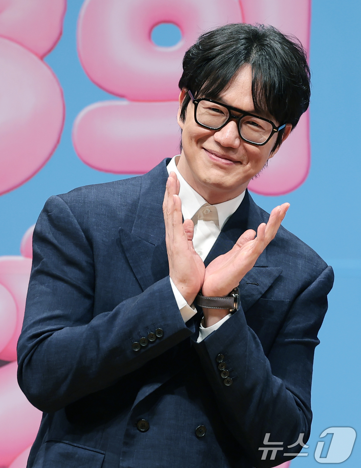 (서울=뉴스1) 권현진 기자 = 가수 성시경과 멜로망스 정동환(오른쪽)이 27일 서울 영등포구 KBS아트홀에서 열린 KBS 2TV 뮤직 토크쇼 '더 시즌즈-성시경의 고막남친' 제작 …