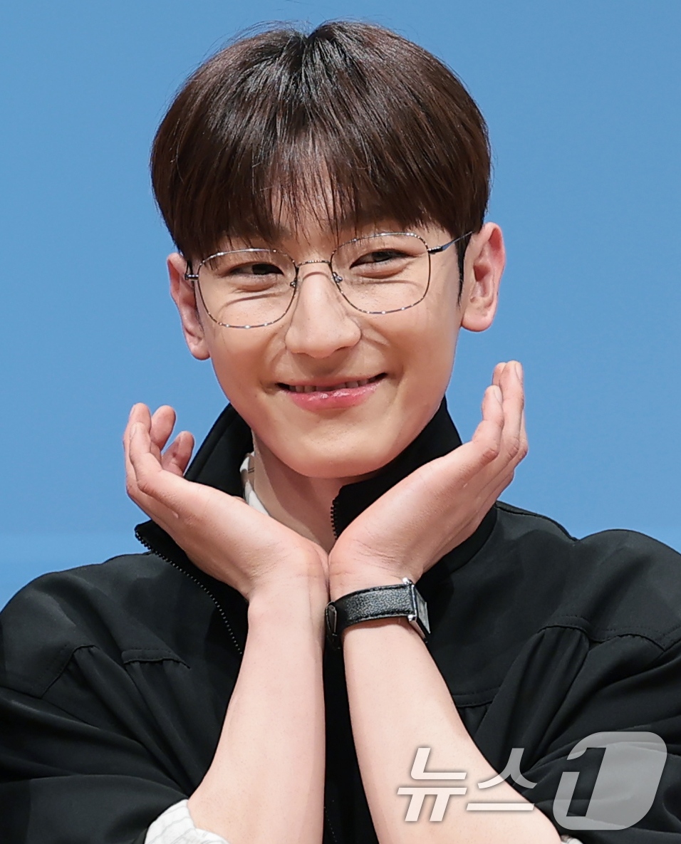 (서울=뉴스1) 권현진 기자 = 멜로망스 정동환이 27일 서울 영등포구 KBS아트홀에서 열린 KBS 2TV 뮤직 토크쇼 '더 시즌즈-성시경의 고막남친' 제작발표회에서 포즈를 취하고 …