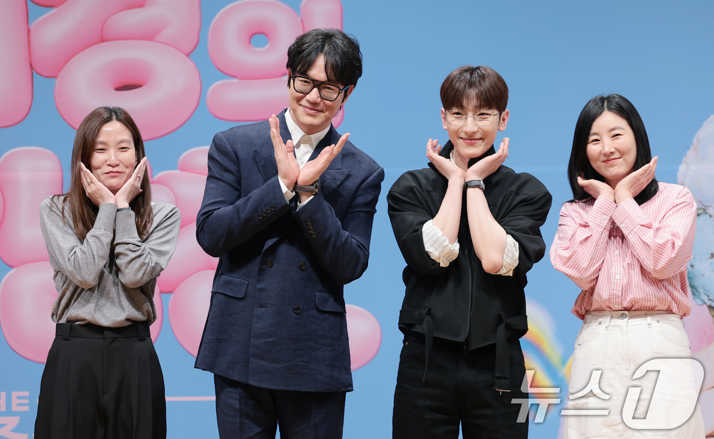 (서울=뉴스1) 권현진 기자 = 손자연 PD(왼쪽부터)와 가수 성시경, 멜로망스 정동환, 정미영 PD가 27일 서울 영등포구 KBS아트홀에서 열린 KBS 2TV 뮤직 토크쇼 '더 …