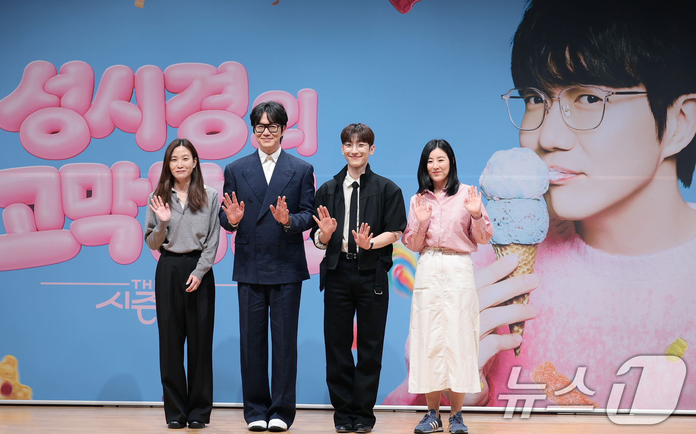 (서울=뉴스1) 권현진 기자 = 손자연 PD(왼쪽부터)와 가수 성시경, 멜로망스 정동환, 정미영 PD가 27일 서울 영등포구 KBS아트홀에서 열린 KBS 2TV 뮤직 토크쇼 '더 …