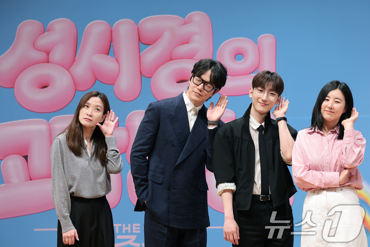 (서울=뉴스1) 권현진 기자 = 손자연 PD(왼쪽부터)와 가수 성시경, 멜로망스 정동환, 정미영 PD가 27일 서울 영등포구 KBS아트홀에서 열린 KBS 2TV 뮤직 토크쇼 '더 …