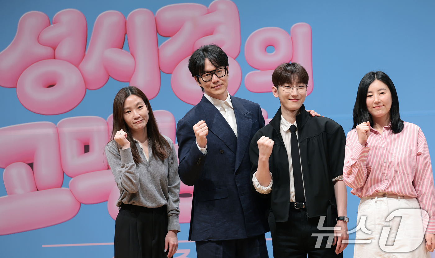 (서울=뉴스1) 권현진 기자 = 손자연 PD(왼쪽부터)와 가수 성시경, 멜로망스 정동환, 정미영 PD가 27일 서울 영등포구 KBS아트홀에서 열린 KBS 2TV 뮤직 토크쇼 '더 …