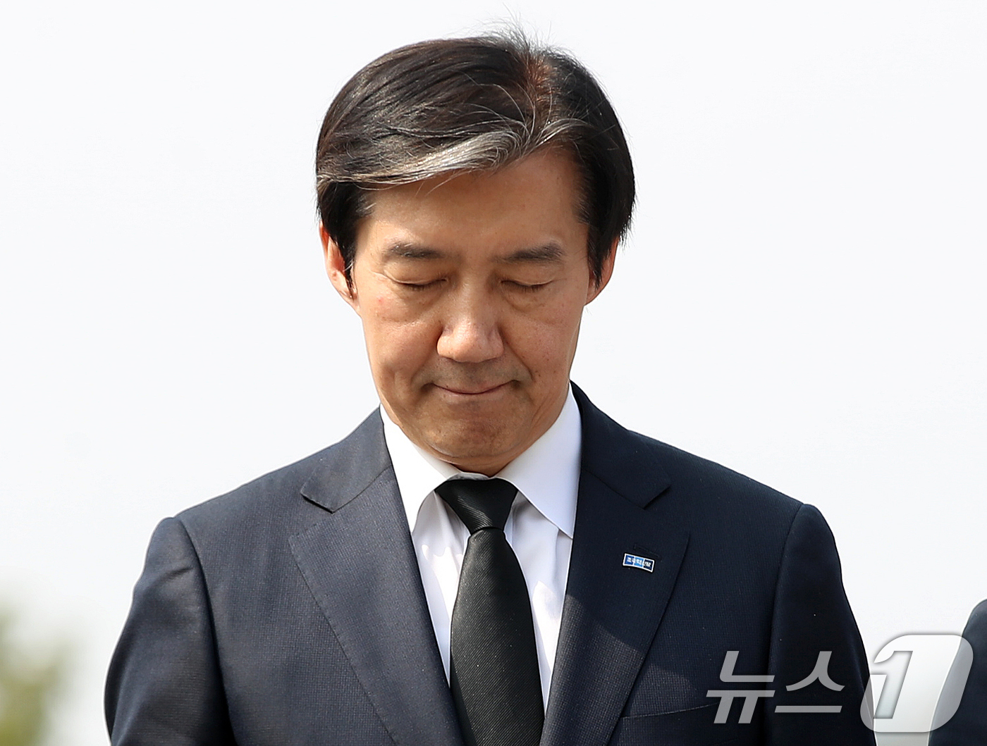 (김해=뉴스1) 윤일지 기자 = 조국 조국혁신당 대표가 27일 경남 김해 진영읍 봉하마을을 찾아 고 노무현 전 대통령 묘역을 참배하고 있다.  2026.3.27/뉴스1