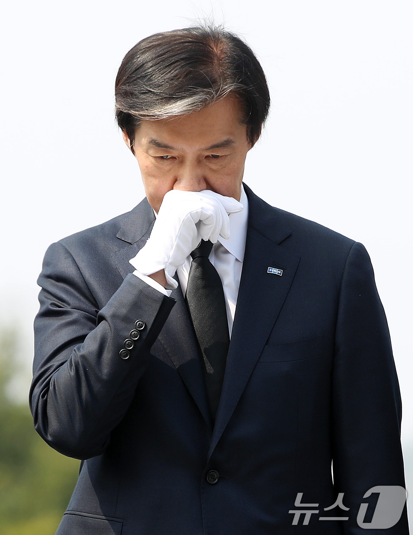 (김해=뉴스1) 윤일지 기자 = 조국 조국혁신당 대표가 27일 경남 김해 진영읍 봉하마을을 찾아 고 노무현 전 대통령 묘역을 참배하고 있다.  2026.3.27/뉴스1