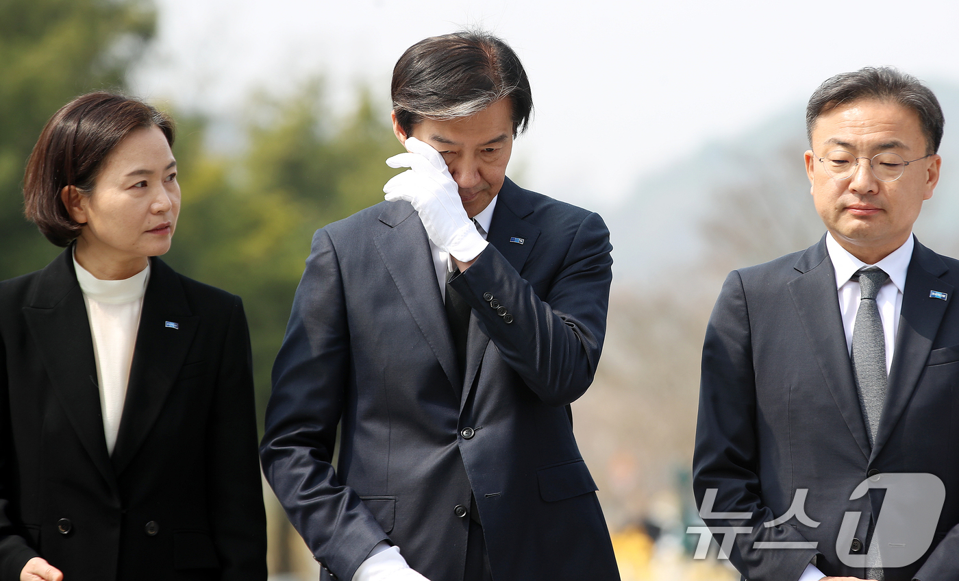 (김해=뉴스1) 윤일지 기자 = 조국 조국혁신당 대표가 27일 경남 김해 진영읍 봉하마을을 찾아 고 노무현 전 대통령 묘역을 참배하며 눈물을 닦고 있다.  2026.3.27/뉴스1 …