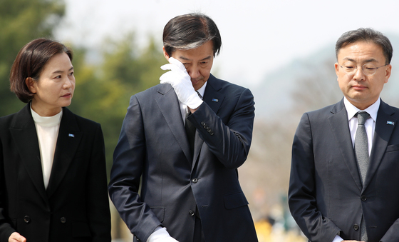 눈물 닦는 조국 대표