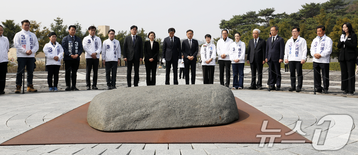 (김해=뉴스1) 윤일지 기자 = 조국 조국혁신당 대표가 27일 경남 김해 진영읍 봉하마을을 찾아 고 노무현 전 대통령 묘역을 참배하고 있다.  2026.3.27/뉴스1