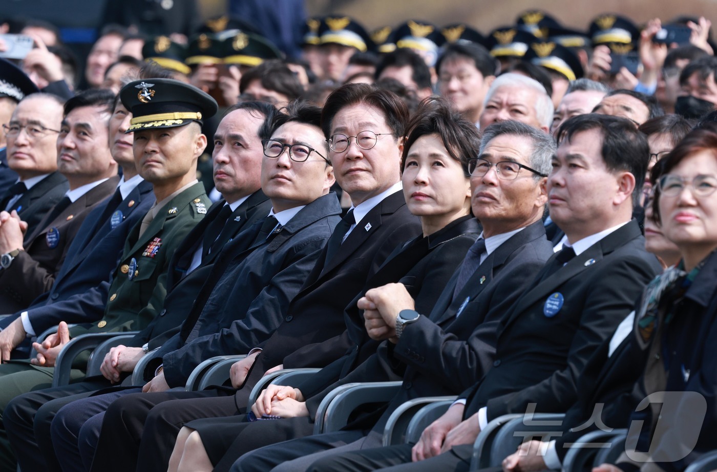 (대전=뉴스1) 허경 기자 = 이재명 대통령과 김혜경 여사가 27일 국립대전현충원에서 열린 제11회 서해수호의 날 기념식에서 공군 특수비행팀 블랙이글스의 기념비행을 보고 있다. …