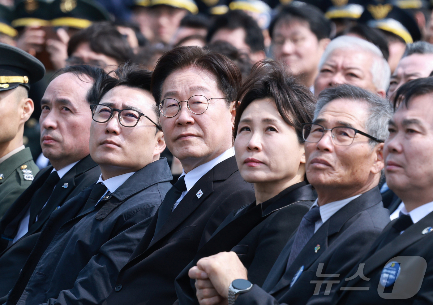 (대전=뉴스1) 허경 기자 = 이재명 대통령과 김혜경 여사가 27일 국립대전현충원에서 열린 제11회 서해수호의 날 기념식에서 공군 특수비행팀 블랙이글스의 기념비행을 보고 있다. 2 …