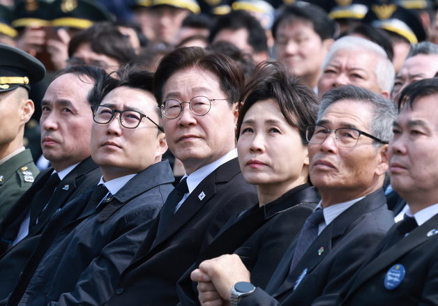 서해수호의 날 기념식서 블랙이글스 기념비행 보는 이재명 대통령 내외