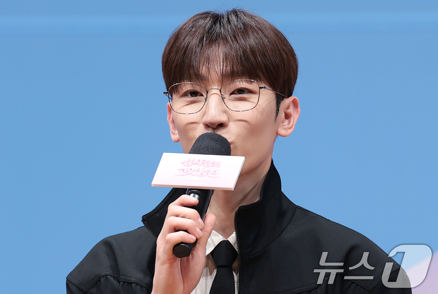 (서울=뉴스1) 권현진 기자 = 멜로망스 정동환이 27일 서울 영등포구 KBS아트홀에서 열린 KBS 2TV 뮤직 토크쇼 '더 시즌즈-성시경의 고막남친' 제작발표회에서 인사말을 하고 …