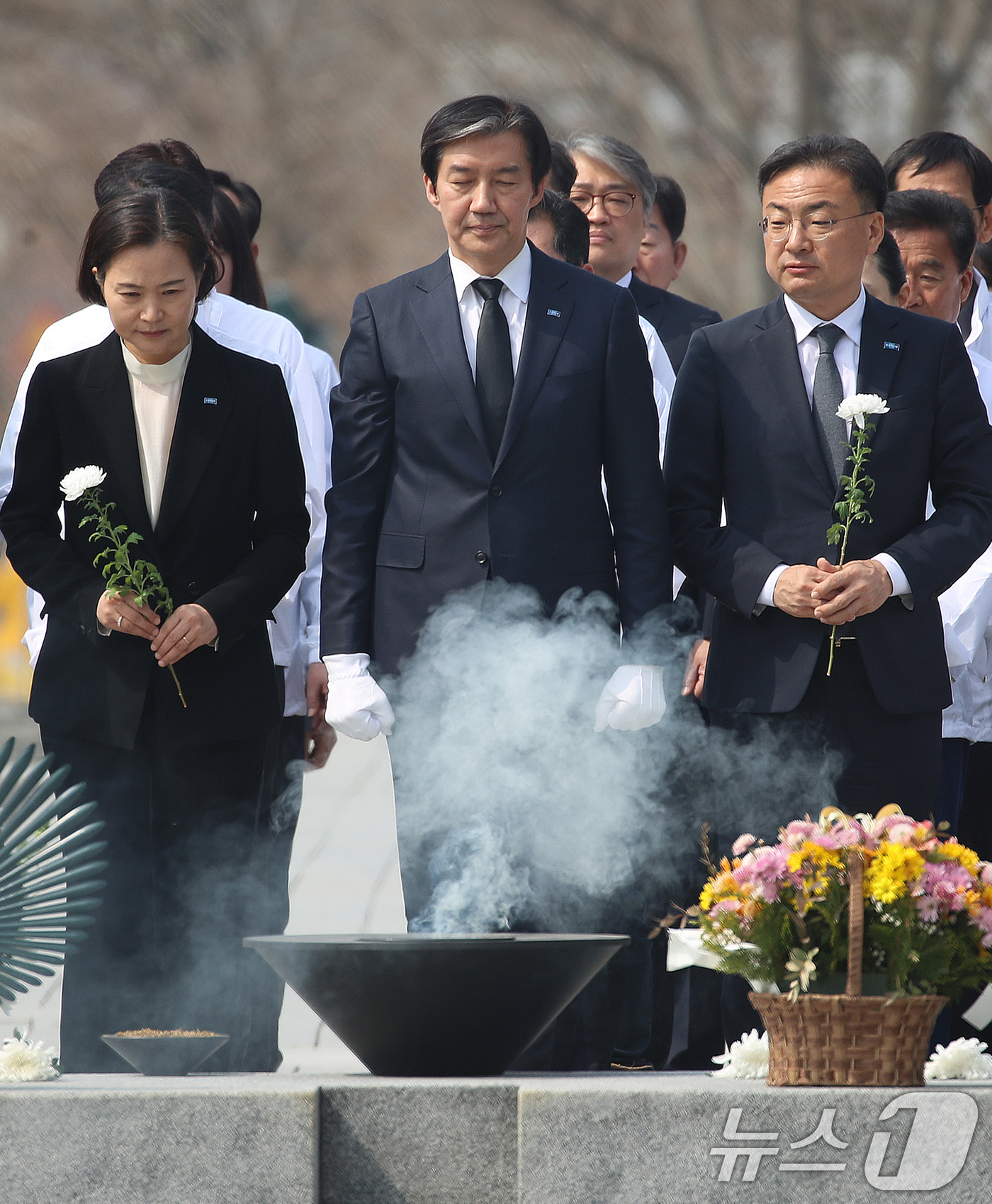 (김해=뉴스1) 윤일지 기자 = 조국 조국혁신당 대표가 27일 경남 김해 진영읍 봉하마을을 찾아 고 노무현 전 대통령 묘역을 참배하고 있다.  2026.3.27/뉴스1
