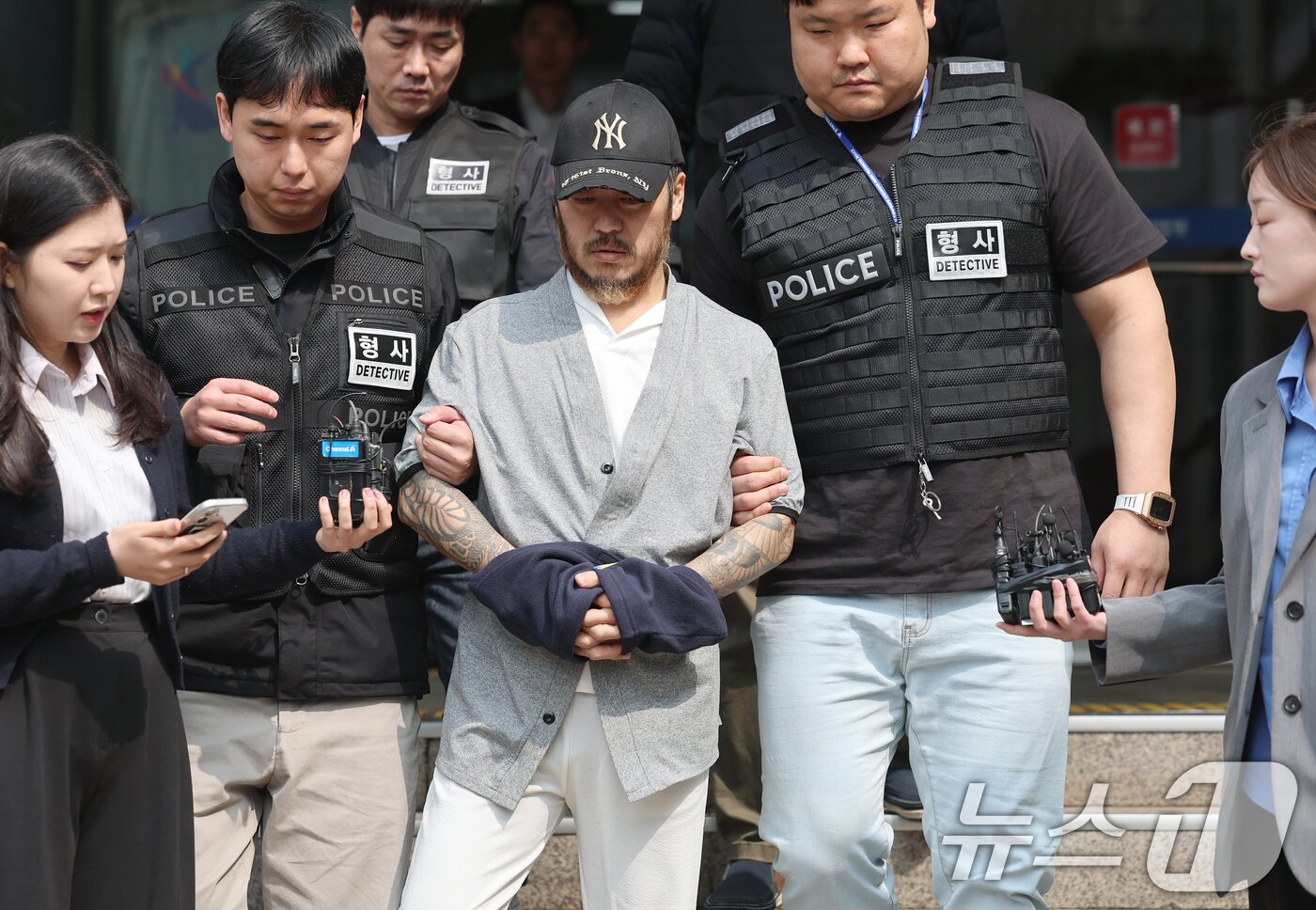 본문 이미지 - '마약왕' 박왕열(48)이 27일 경기 의정부시 의정부지방법원에서 열린 구속 전 피의자심문(영장실질심사)을 마친 후 법정을 나서고 있다. 2026.3.27 ⓒ 뉴스1 오대일 기자