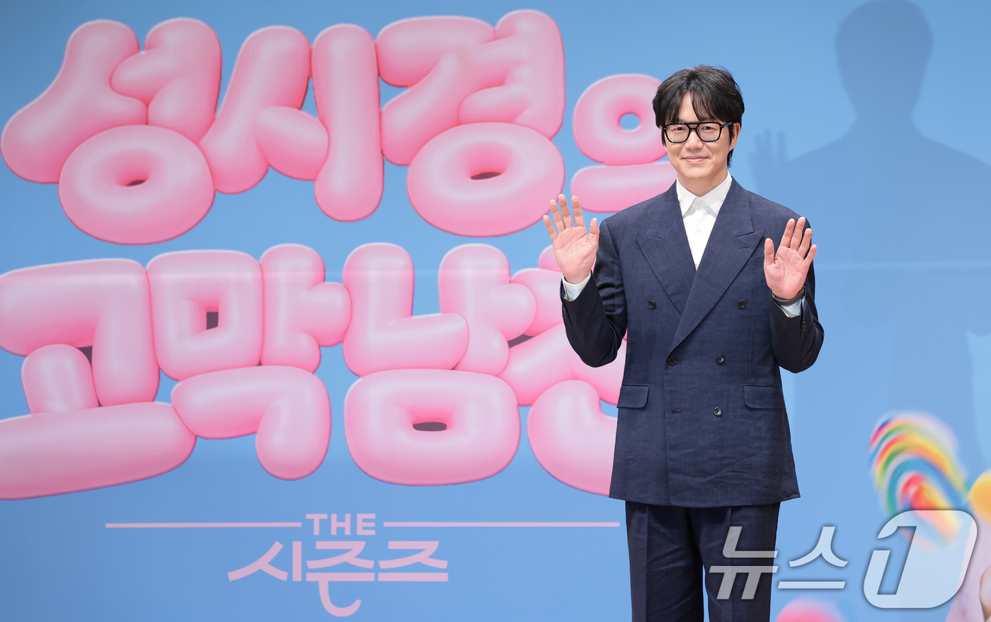 (서울=뉴스1) 권현진 기자 = 가수 성시경이 27일 서울 영등포구 KBS아트홀에서 열린 KBS 2TV 뮤직 토크쇼 '더 시즌즈-성시경의 고막남친' 제작발표회에서 포즈를 취하고 있 …