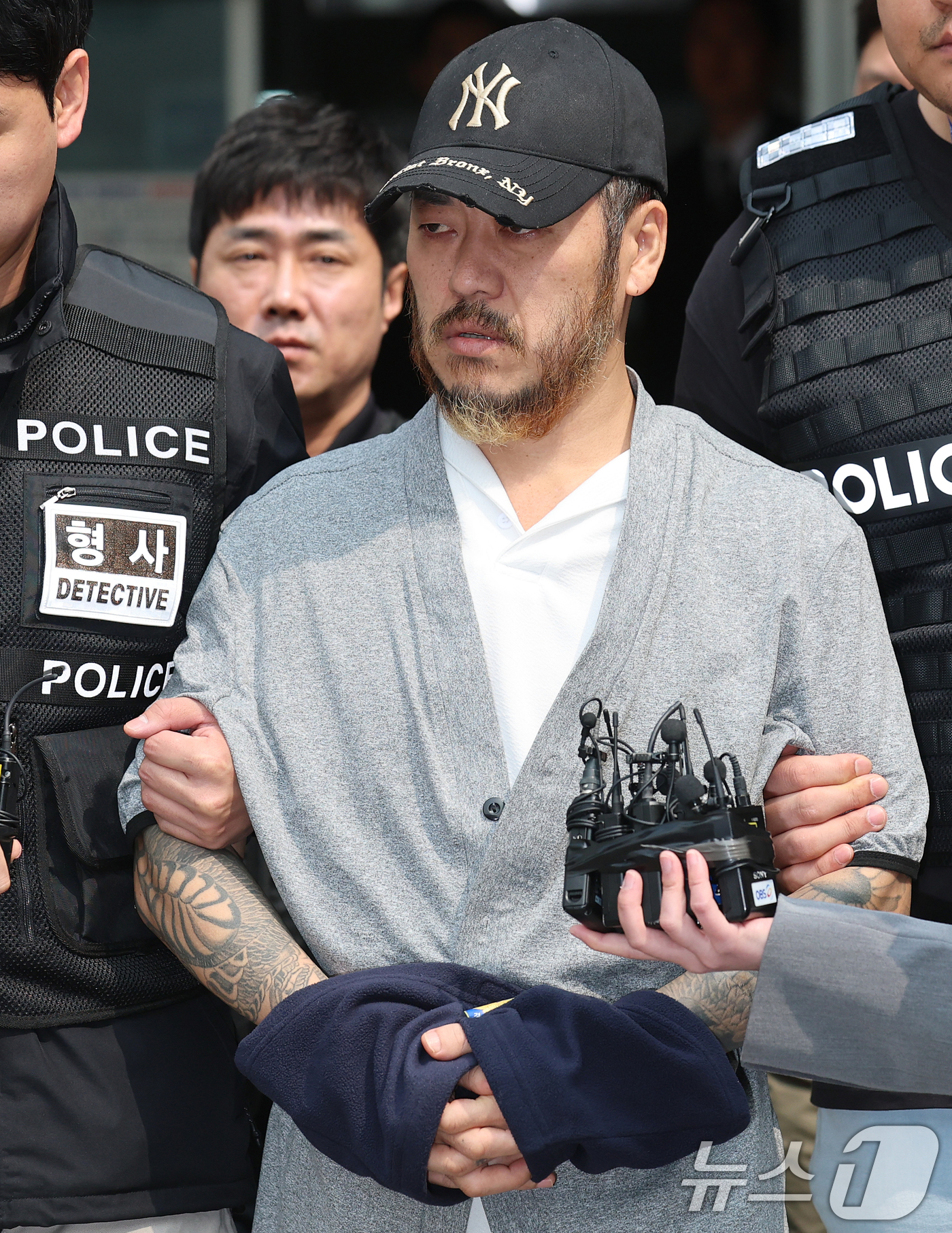 (의정부=뉴스1) 오대일 기자 = '마약왕' 박왕열(48)이 27일 경기 의정부시 의정부지방법원에서 열린 구속 전 피의자심문(영장실질심사)을 마친 후 법정을 나서고 있다.박왕열은 …