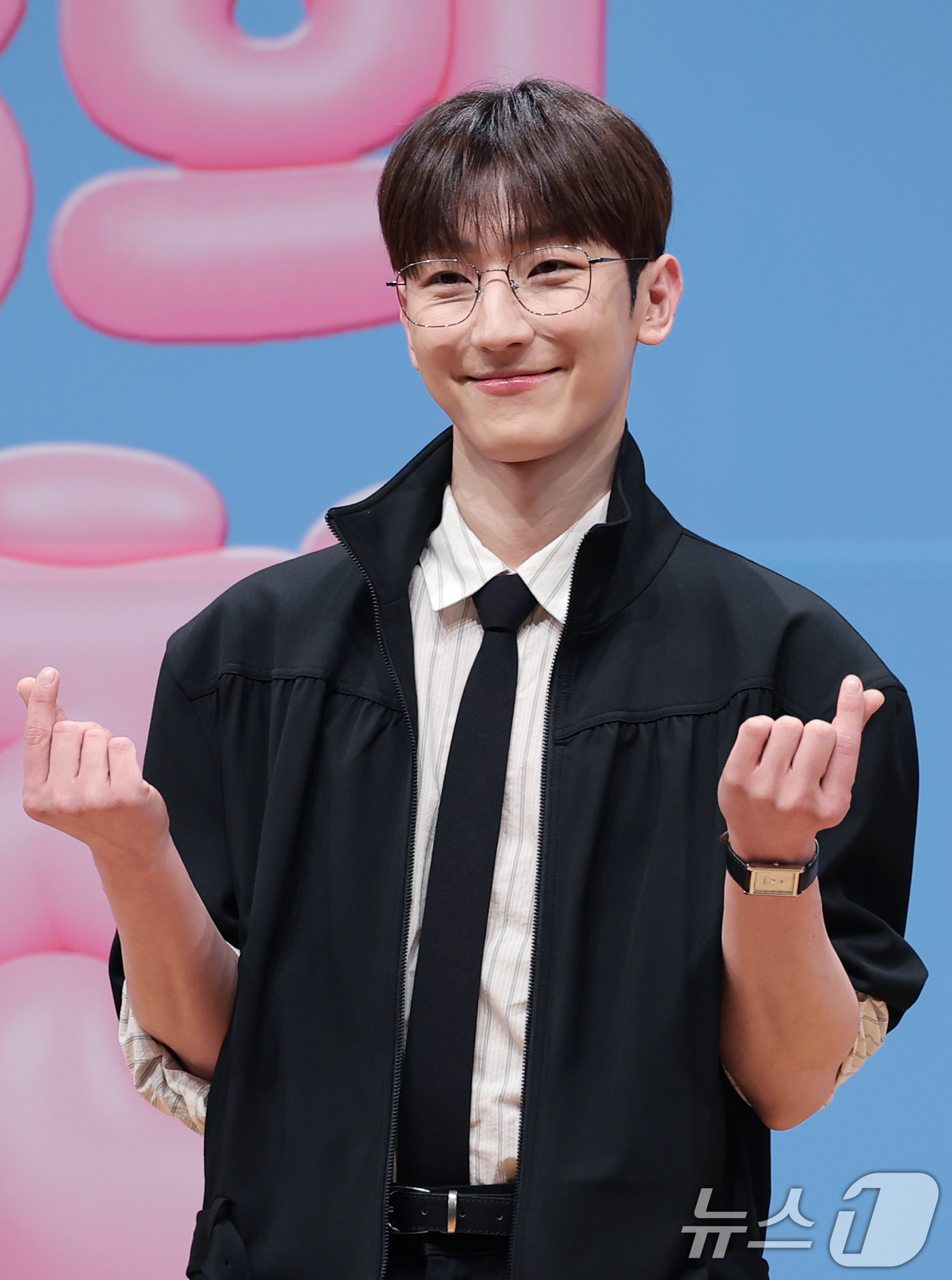 (서울=뉴스1) 권현진 기자 = 멜로망스 정동환이 27일 서울 영등포구 KBS아트홀에서 열린 KBS 2TV 뮤직 토크쇼 '더 시즌즈-성시경의 고막남친' 제작발표회에서 포즈를 취하고 …