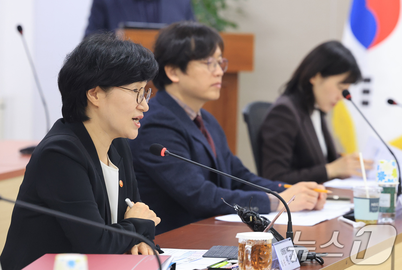 (서울=뉴스1) 임세영 기자 = 원민경 성평등가족부 장관이 27일 서울 종로구 정부서울청사에서 열린 제4차 인신매매등방지정책조정협의회 회의에서 모두발언을 하고 있다. 2026.3. …