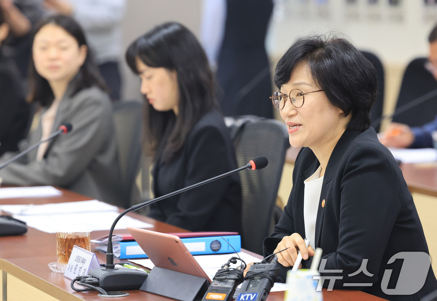 (서울=뉴스1) 임세영 기자 = 원민경 성평등가족부 장관이 27일 서울 종로구 정부서울청사에서 열린 제4차 인신매매등방지정책조정협의회 회의에서 모두발언을 하고 있다. 2026.3. …