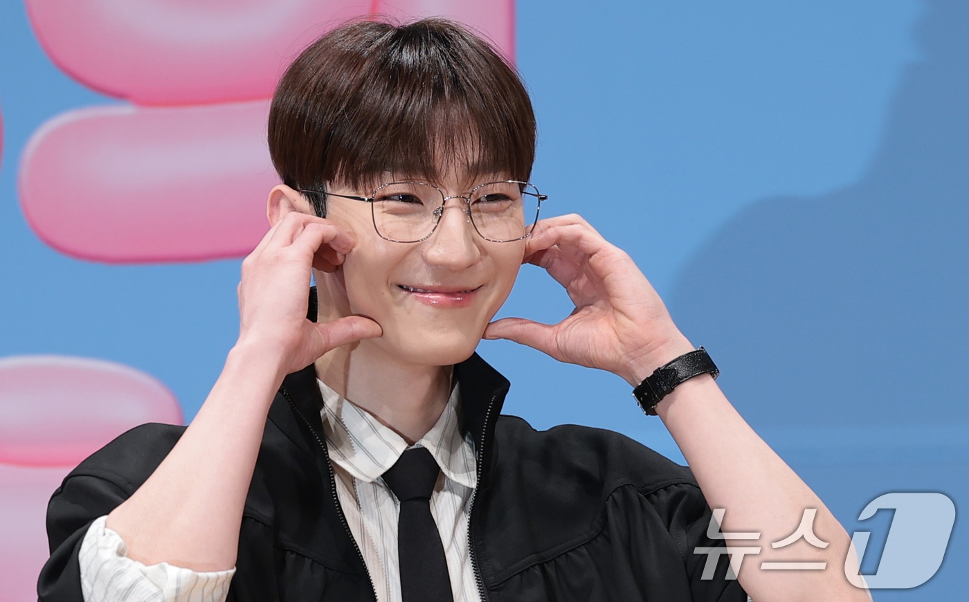 (서울=뉴스1) 권현진 기자 = 멜로망스 정동환이 27일 서울 영등포구 KBS아트홀에서 열린 KBS 2TV 뮤직 토크쇼 '더 시즌즈-성시경의 고막남친' 제작발표회에서 포즈를 취하고 …