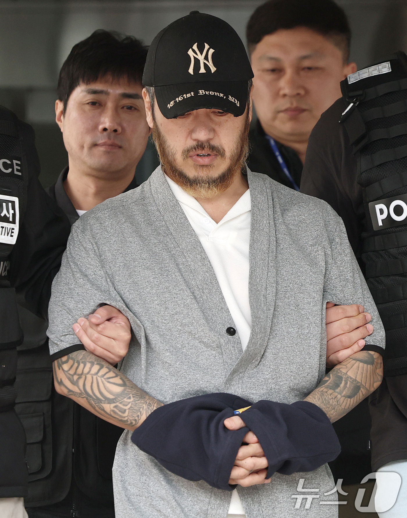 (의정부=뉴스1) 오대일 기자 = '마약왕' 박왕열(48)이 27일 경기 의정부시 의정부지방법원에서 열린 구속 전 피의자심문(영장실질심사)을 마친 후 법정을 나서고 있다.박왕열은 …