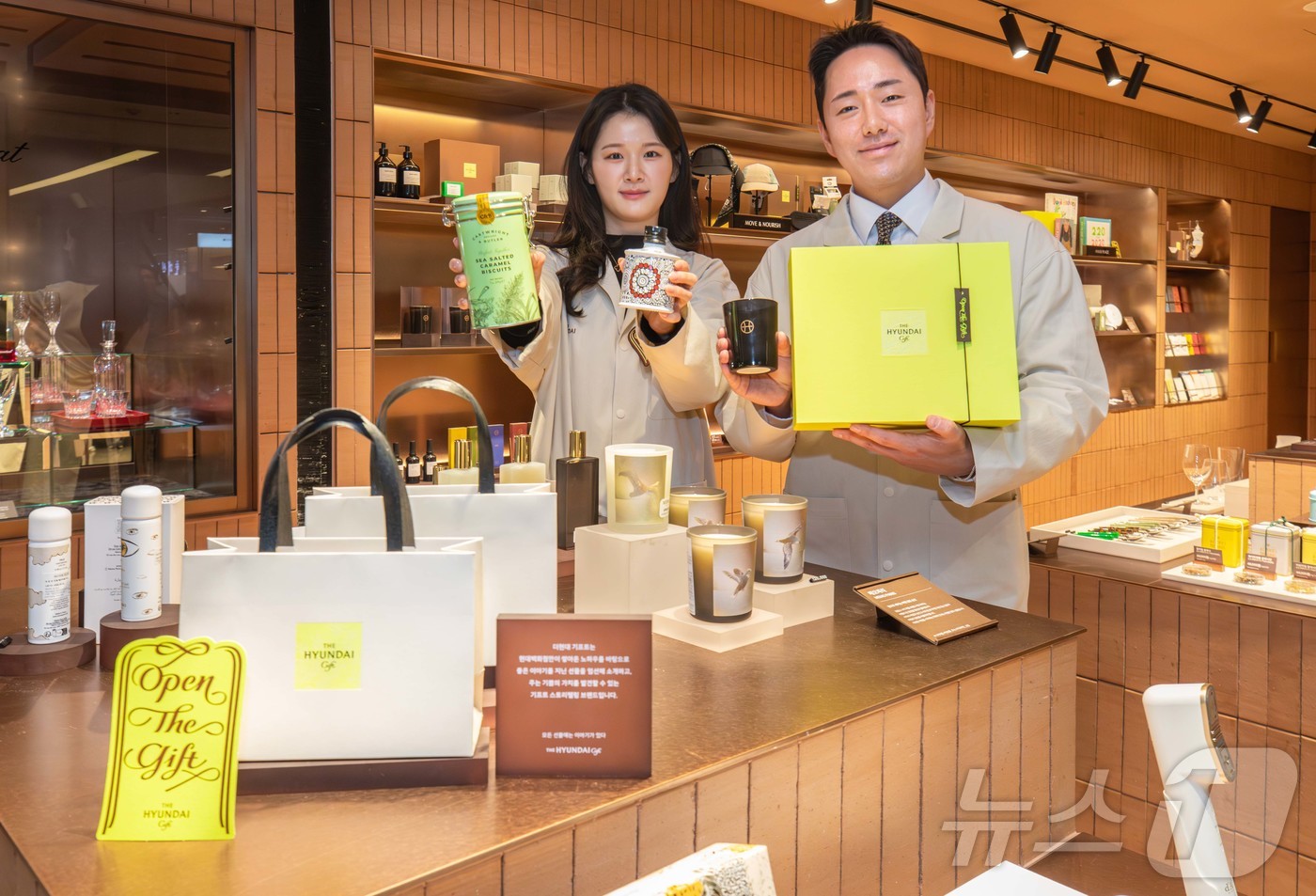 (서울=뉴스1) = 현대백화점은 무역센터점 지하 1층에 선물 큐레이션 편집숍 ‘더현대 기프트'를 오픈했다고 27일 밝혔다. 사진은 더현대 기프트 매장에서 직원들이 상품을 소개하는 …