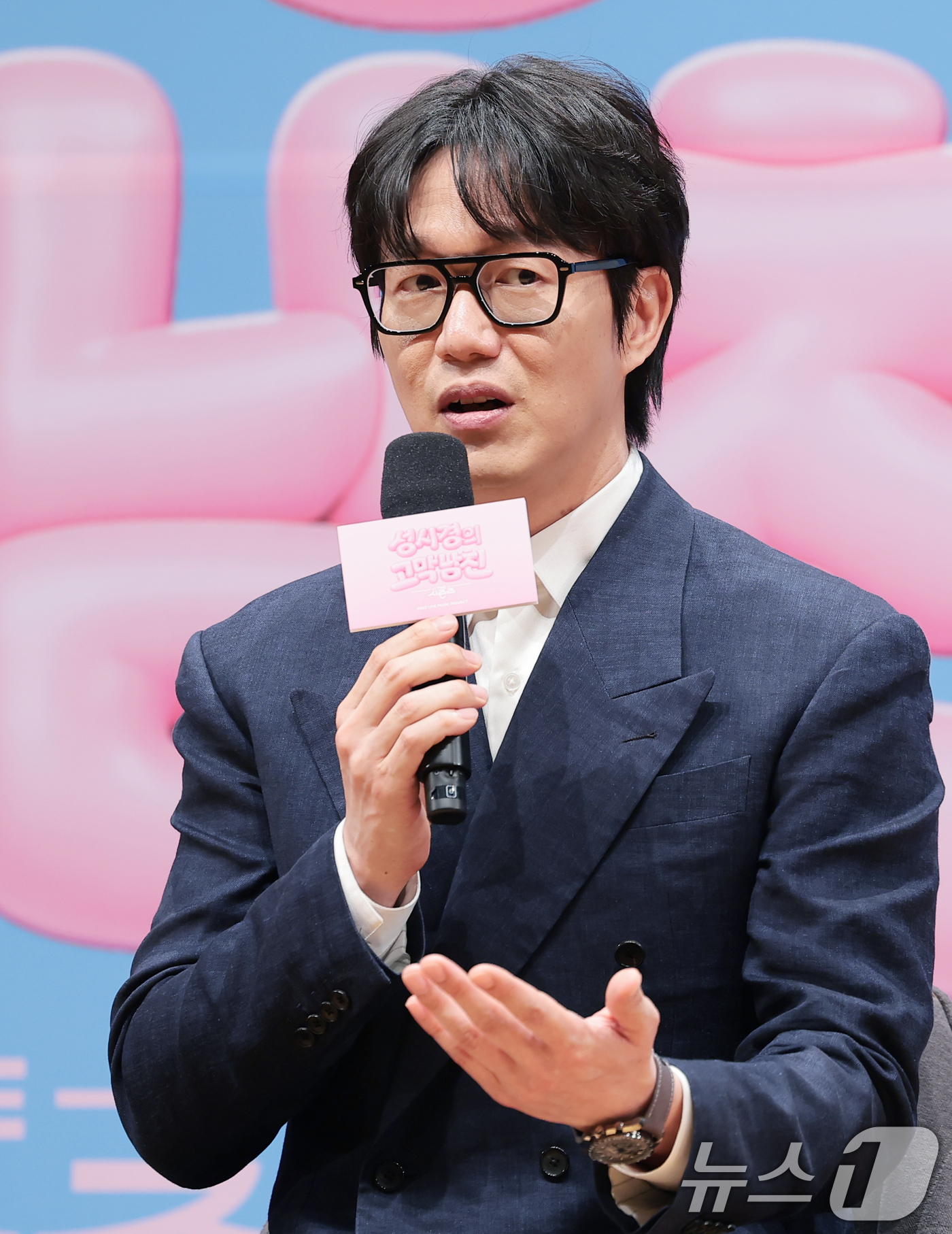 (서울=뉴스1) 권현진 기자 = 가수 성시경이 27일 서울 영등포구 KBS아트홀에서 열린 KBS 2TV 뮤직 토크쇼 '더 시즌즈-성시경의 고막남친' 제작발표회에서 취재진 질문에 답 …