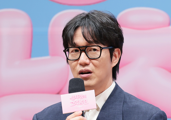 취재진 질문에 답하는 성시경