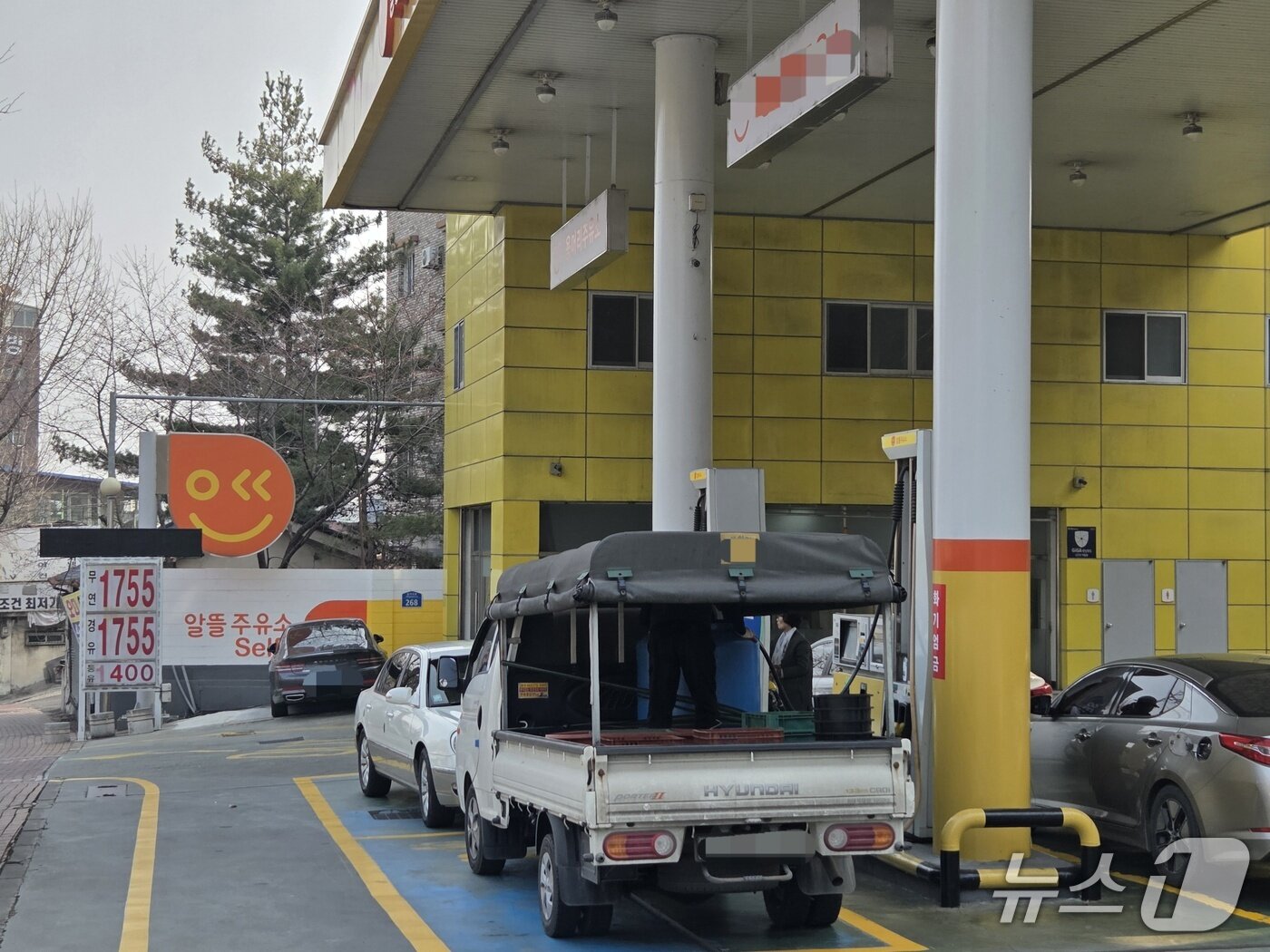 본문 이미지 - 2차 석유 최고가격제 시행 첫날인 27일 오전 8시 30분께 전북 전주시 완산구의 한 주유소에 차량들이 주유하고 있다.2026.3.27/뉴스1 문채연 기자