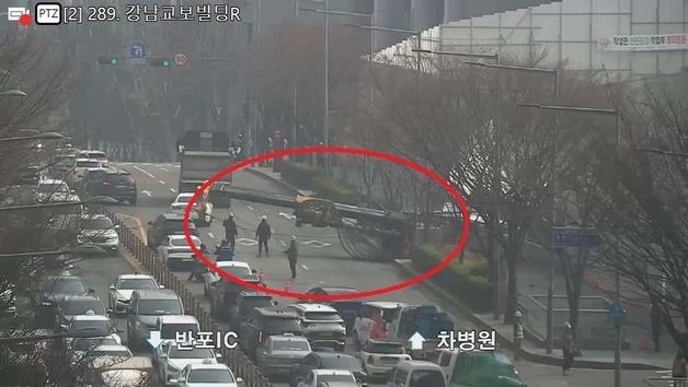 신논현역 근처 공사장서 크레인 전도…2개 차로 차단 중
