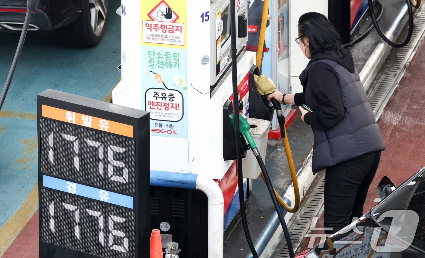 (서울=뉴스1) 최지환 기자 = 석유제품에 2차 최고가격제가 시행된 27일 서울 서초구 만남의광장 주유소에서 운전자들이 주유를 하고 있다.2차 최고가는 공급가격(도매가) 기준 휘발 …