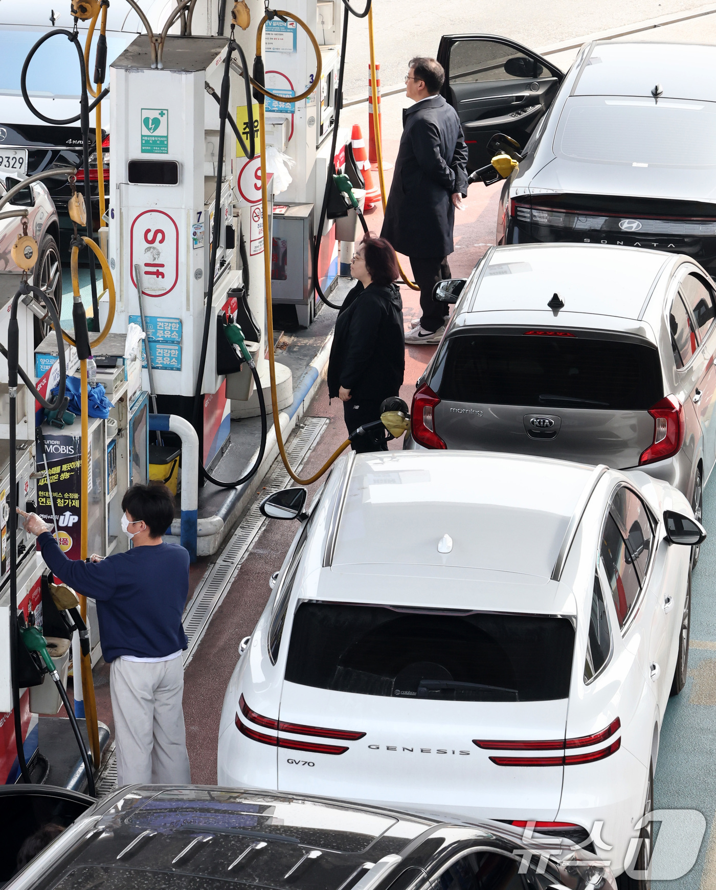 (서울=뉴스1) 최지환 기자 = 석유제품에 2차 최고가격제가 시행된 27일 서울 서초구 만남의광장 주유소에서 운전자들이 주유를 하고 있다.2차 최고가는 공급가격(도매가) 기준 휘발 …