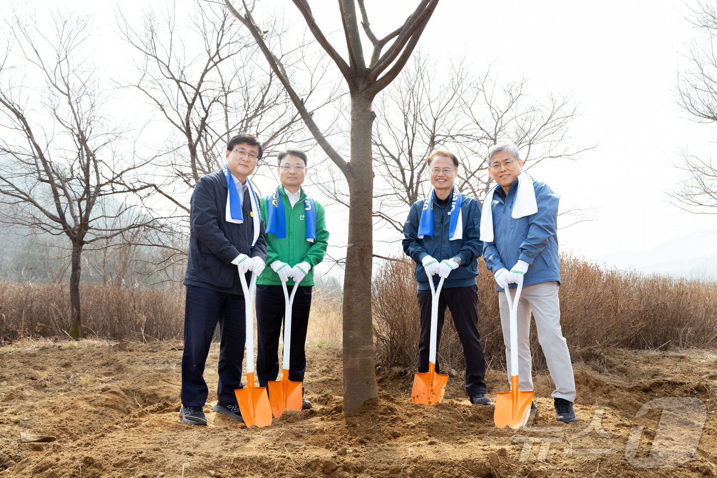 (서울=뉴스1) = 김성환 기후에너지환경부 장관이 27일 경기도 용인시 경안천 일원에서 기후부-삼성전자-산림청-한국환경보전원이 함께 하는 ‘탄소흡수원 확충을 위한 민간참여 나무심기 …