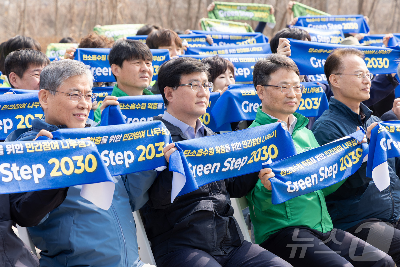 (서울=뉴스1) = 김성환 기후에너지환경부 장관이 27일 경기도 용인시 경안천 일원에서 기후부-삼성전자-산림청-한국환경보전원이 함께 하는 ‘탄소흡수원 확충을 위한 민간참여 나무심기 …